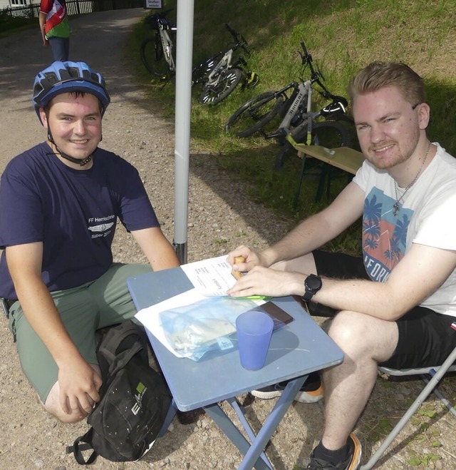 Leon Deutschmann (rechts) stempelt die... dem Weg zurck zur Rotmooshalle ist.   | Foto: Sigrid Schneider