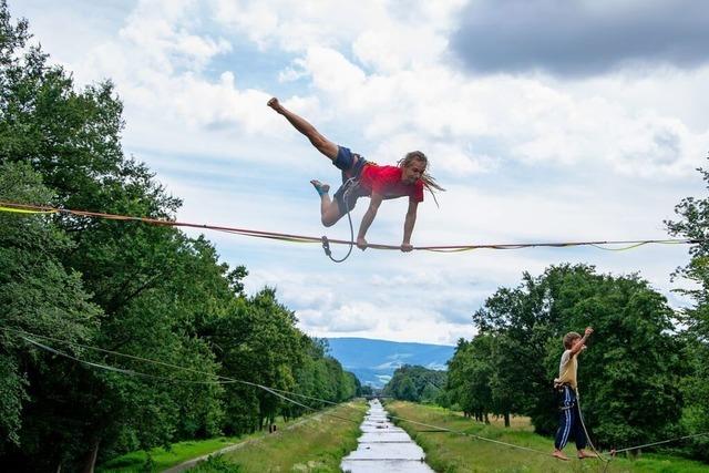 Zwei Freiburger trainieren ber der Dreisam fr ihren Start bei der Highline-Weltmeisterschaft