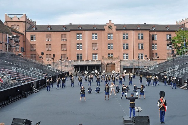 Whrend an der Arena noch letzte Hand ...my Field Band vor dem Kasernengebude.  | Foto: Daniel Gramespacher