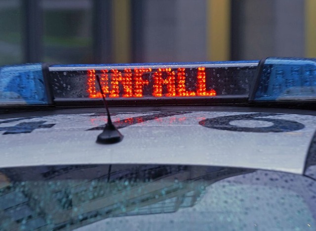 Whrend der Unfallaufnahme auf der B31...erden. Auch die Feuerwehr war vor Ort.  | Foto: Marcus Brandt (dpa)