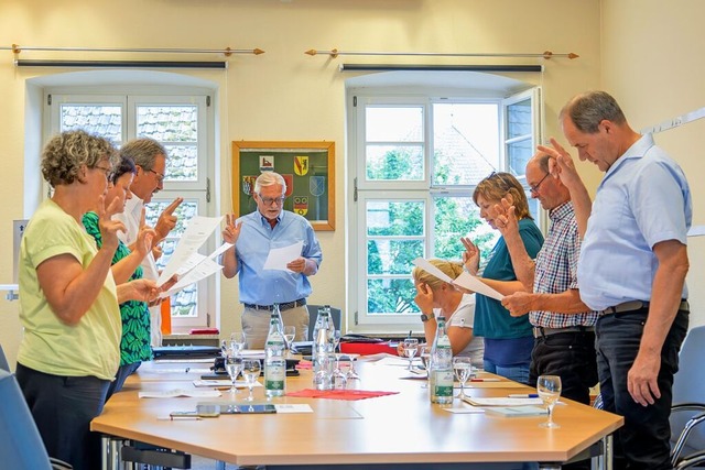 Ortsvorsteher Günter Schlecht vereidig...rrach stand dies auf der Tagesordnung. | Foto: Alexandra Günzschel Ortsvorsteher Günter Schlecht vereidig...rrach stand dies auf der Tagesordnung. | Foto: Alexandra Günzschel