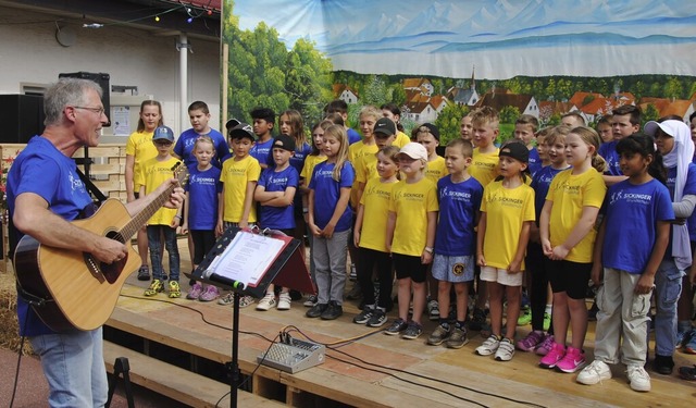 Der Kinderchor der Josef-Anton-Sickinger-Grundschule   | Foto: Hans-Walter Mark