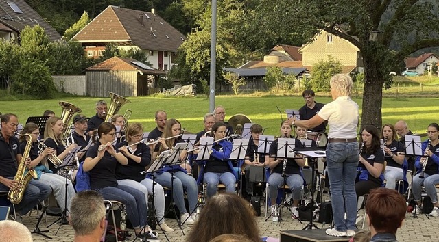 Der Musikverein Utzenfeld mit Dirigent...ia Baratti-Mannsbart beim Platzkonzert  | Foto: Hartmut Schwbl