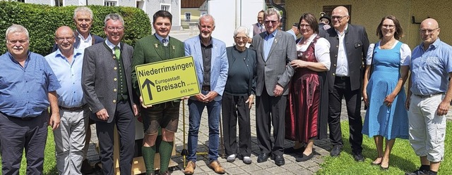 Ortsvorsteher Frank Greschel (Vierter ...hen den beiden befreundeten Gemeinden.  | Foto: Privat