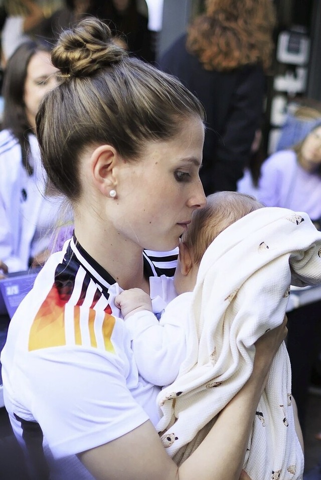 Tabea Sellner mit ihrem Kind  | Foto: Carsten Koall (dpa)