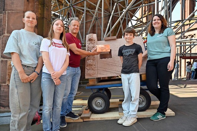 Httenmeister Uwe Zh (Mitte) und Mns...(Bildungszentrum Haslach im Kinzigtal)  | Foto: Thomas Kunz