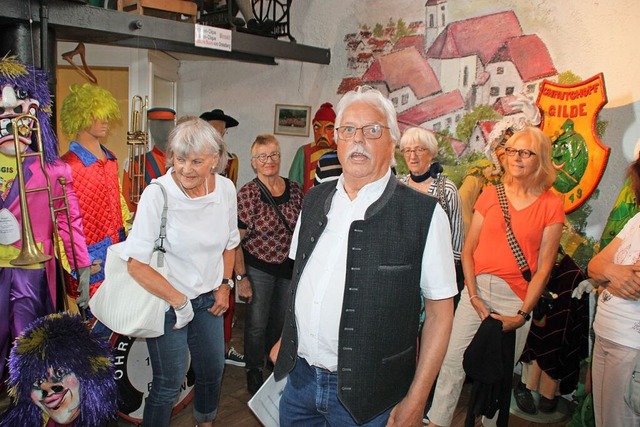 Narrenfiguren, Besucher und Wilfried Markus im Wasserturm  | Foto: Rolf Reimann