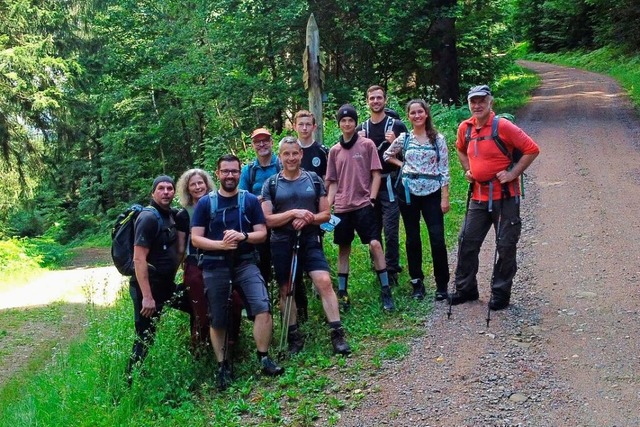 Tourfhrer Jrg Scherzinger (3.v.l., m...rer Gruppe die Schindertour bewltigt.  | Foto: Horst Dauenhauer