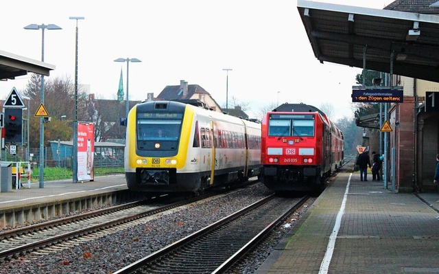 Die planmige Begegnung dieser beiden... werden durch einen Triebzug ersetzt.   | Foto: Rolf Reimann