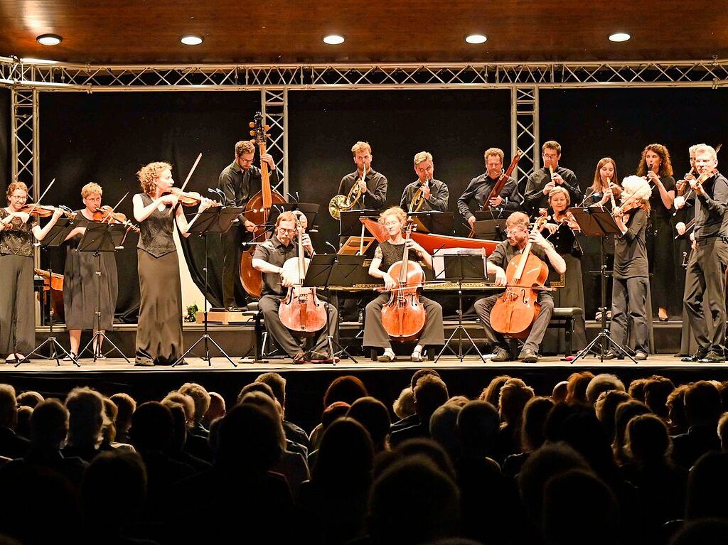 Zu hren waren im Kurpark Werke von Antonio Vivaldi und Johann Sebastian Bach, ab und an begleitet vom Rufen der Vgel und vorbeifahrenden Zgen. <?ZP?>
