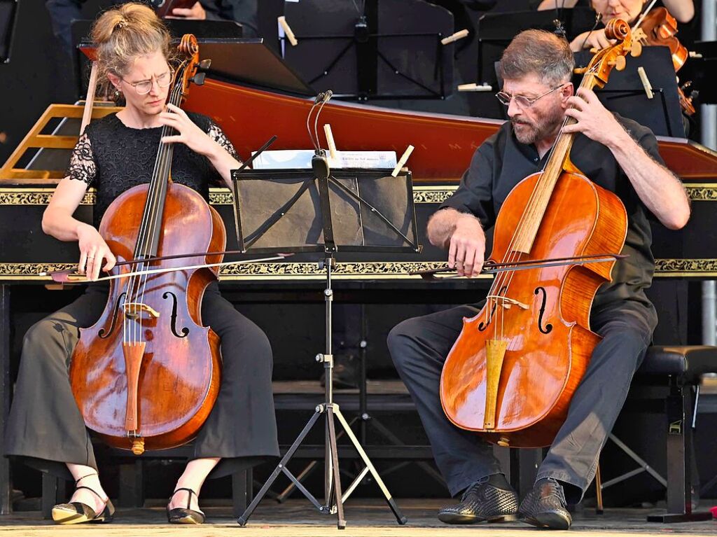 Zu hren waren im Kurpark Werke von Antonio Vivaldi und Johann Sebastian Bach, ab und an begleitet vom Rufen der Vgel und vorbeifahrenden Zgen. <?ZP?>
