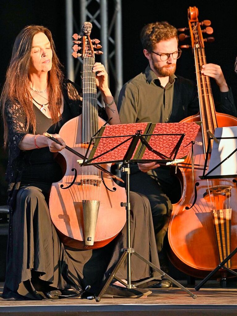 Zu hren waren im Kurpark Werke von Antonio Vivaldi und Johann Sebastian Bach, ab und an begleitet vom Rufen der Vgel und vorbeifahrenden Zgen. <?ZP?>
