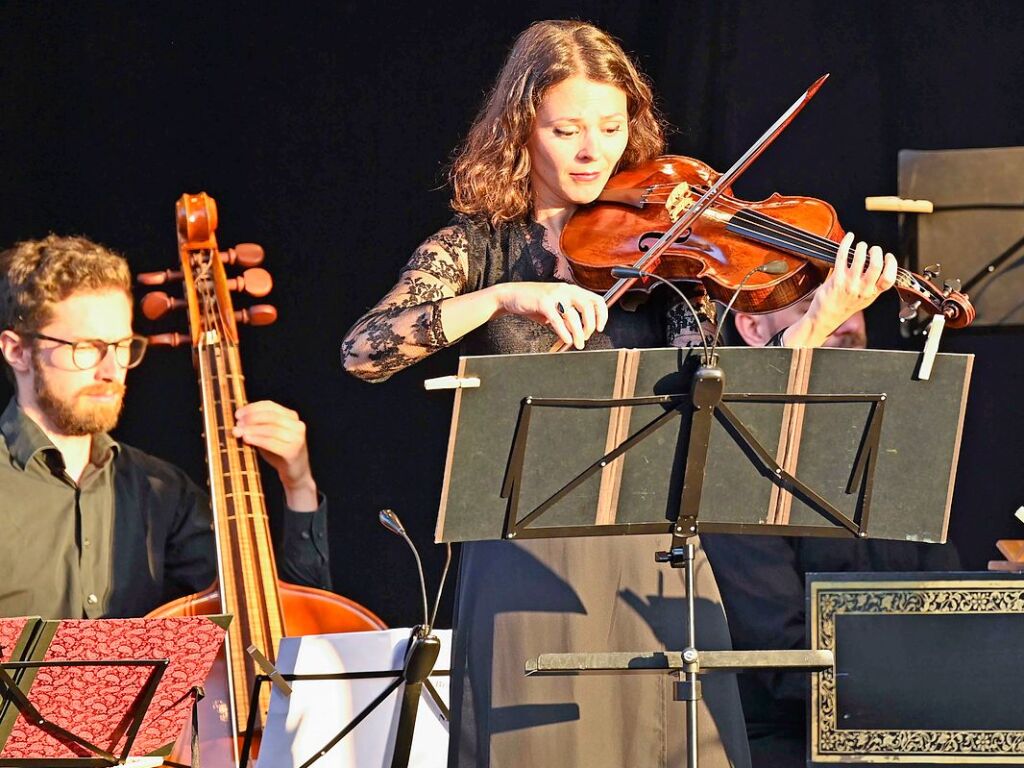 Zu hren waren im Kurpark Werke von Antonio Vivaldi und Johann Sebastian Bach, ab und an begleitet vom Rufen der Vgel und vorbeifahrenden Zgen. <?ZP?>
