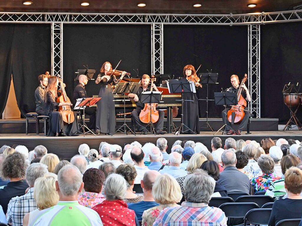 Zu hren waren im Kurpark Werke von Antonio Vivaldi und Johann Sebastian Bach, ab und an begleitet vom Rufen der Vgel und vorbeifahrenden Zgen. <?ZP?>
