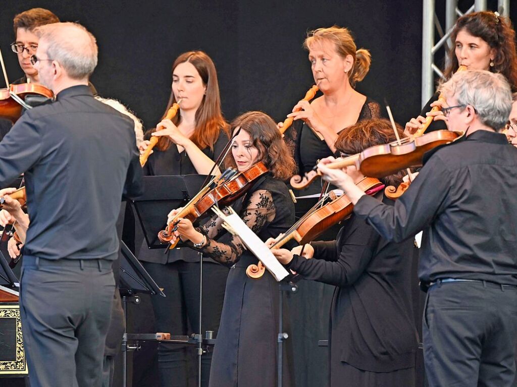 Zu hren waren im Kurpark Werke von Antonio Vivaldi und Johann Sebastian Bach, ab und an begleitet vom Rufen der Vgel und vorbeifahrenden Zgen. <?ZP?>
