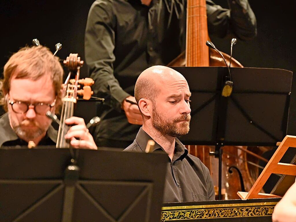 Zu hren waren im Kurpark Werke von Antonio Vivaldi und Johann Sebastian Bach, ab und an begleitet vom Rufen der Vgel und vorbeifahrenden Zgen. <?ZP?>
