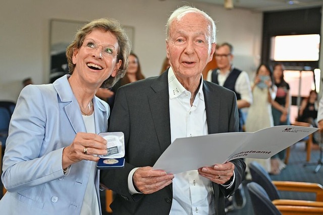 Landrtin Marion Dammann freut sich, A...s in Gold samt Urkunde zu berreichen.  | Foto: Daniel Gramespacher