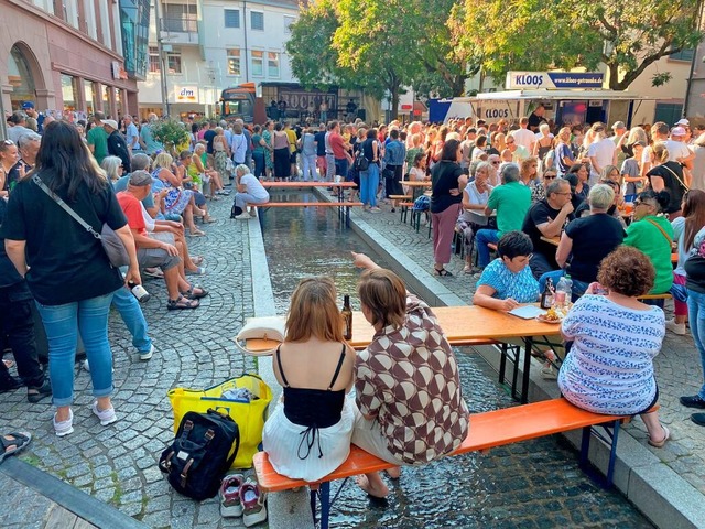 Hunderte kamen am Mittwoch auf den Lah...lossplatz und genossen die Atmosphre.  | Foto: Mark Alexander