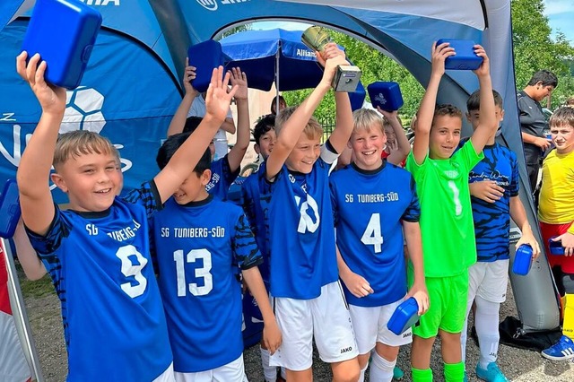 Das Team der Spielgemeinschaft Tuniber...er ihren Sieg beim Allianz-Junior-Cup.  | Foto: Sebastian Ehret