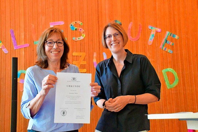 Schulrtin Monika Hhner (rechts ) be...le Entlassurkunde aus dem Schuldienst.  | Foto: Heinz und Monika Vollmar