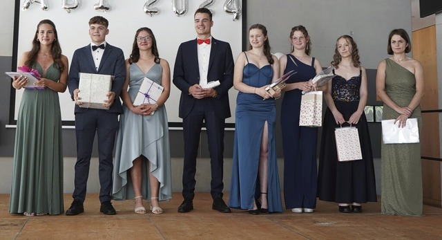 Die Preistrgerinnen und Preistrger des Gymnasiums Schnau beim Abiball.   | Foto: Hannah Kappenberger