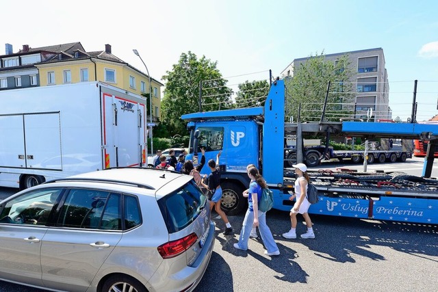 Per Handzeichen versuchen Schlerinnen...ie B31 an der Kronenbrcke berqueren.  | Foto: Ingo Schneider