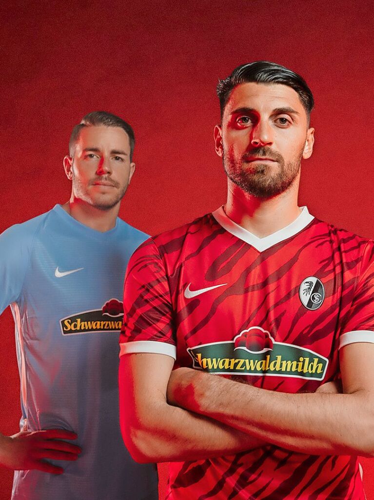 Von links: Christian Gnter trgt das hellblaue Ausweichtrikot, Vincenzo Grifo das wei-rote Heimtrikot der Saison 2021/22.