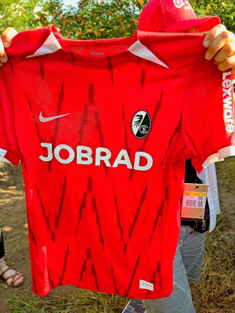 So sieht das neue Trikot des SC Freiburg fr die Saison 2024/25 aus...