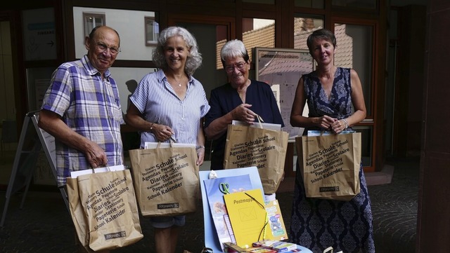 Tafelladen und Kinderschutzbund sowie ...ben wieder Schulstarterpakete gepackt.  | Foto: Sylvia Sredniawa