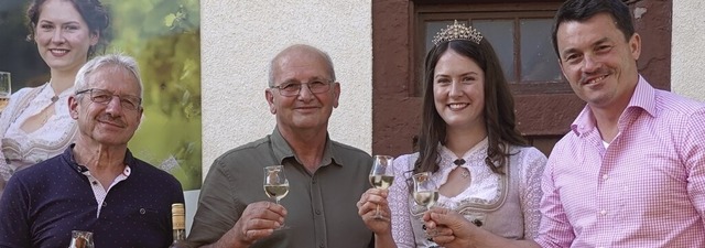 Festfhrer Otto Hebding, Rolf Mauch, V...Gutbrod stoen mit Stefanie Dorner an.  | Foto: Silvia Schillinger-Teschner