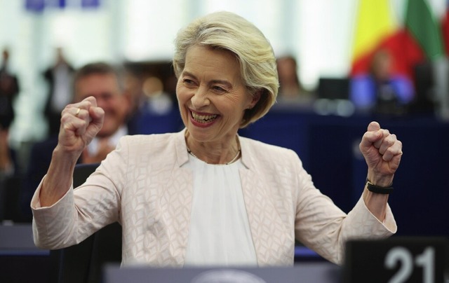 EU-Kommissionsprsidentin Ursula von der Leyen freut sich ber ihre Wiederwahl.   | Foto: Philipp von Ditfurth (dpa)