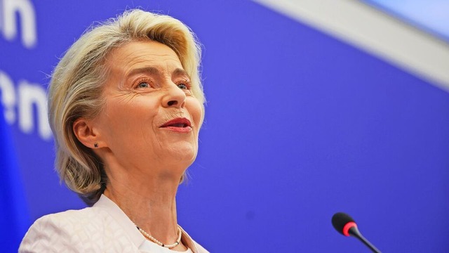 Ursula von der Leyen bleibt fr weitere fnf Jahre an der Spitze der EU.  | Foto: Philipp von Ditfurth (dpa)