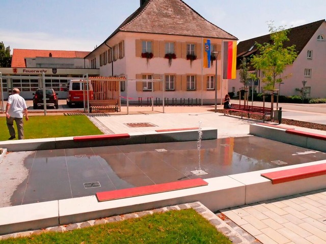 Der Rathausplatz in Herten wurde fr 5...les Element ist der begehbare Brunnen.  | Foto: Heinz und Monika Vollmar