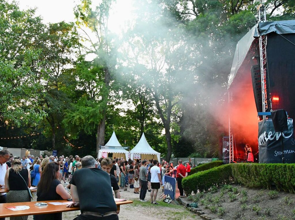 Natalia Doco und die Gruppe Ayom beim Stimmen-Festival im Lrracher Rosenfelspark