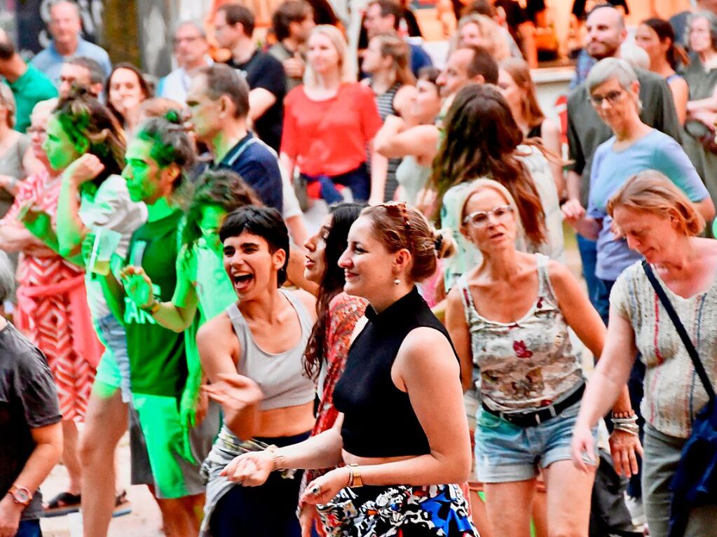 Natalia Doco und die Gruppe Ayom beim Stimmen-Festival im Lrracher Rosenfelspark