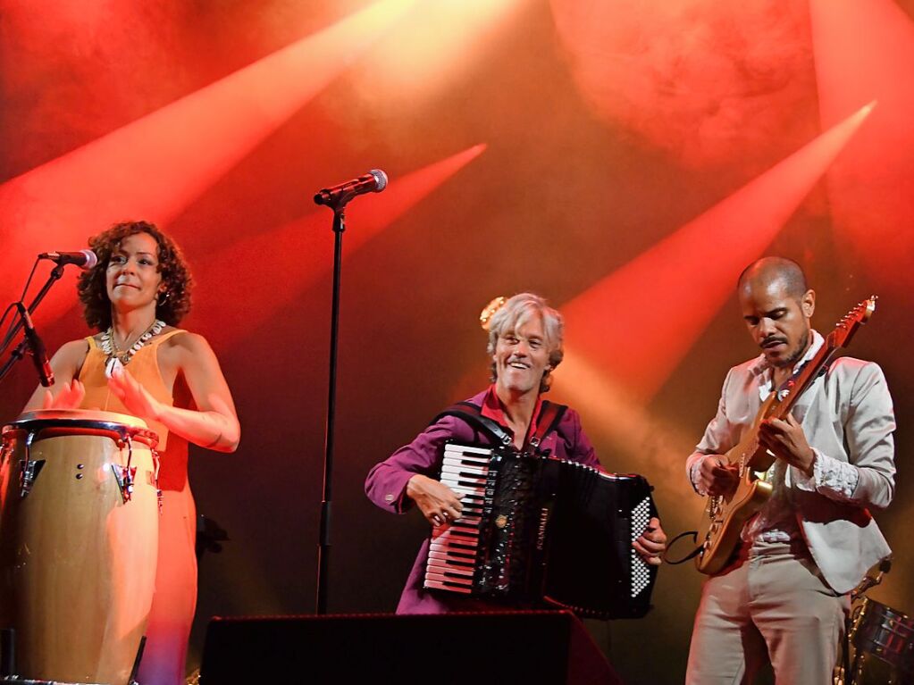 Natalia Doco und die Gruppe Ayom beim Stimmen-Festival im Lrracher Rosenfelspark