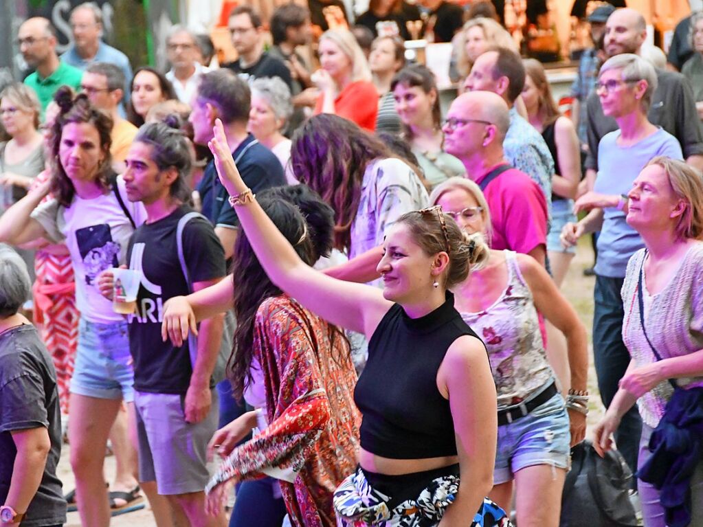 Natalia Doco und die Gruppe Ayom beim Stimmen-Festival im Lrracher Rosenfelspark