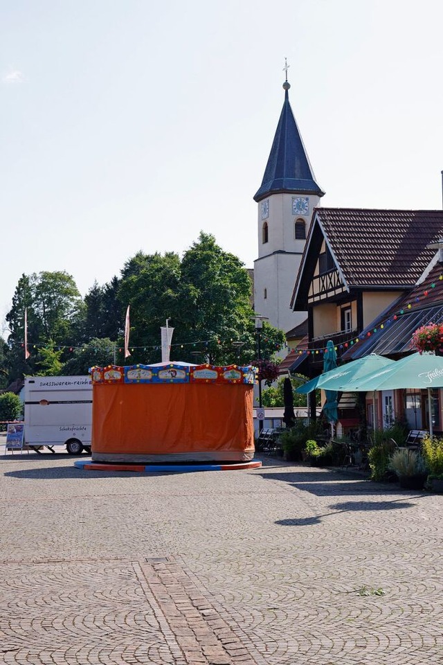 Die Fest-Vorbereitungen laufen: Das Karussell ist schon da.  | Foto: Hubert Gemmert