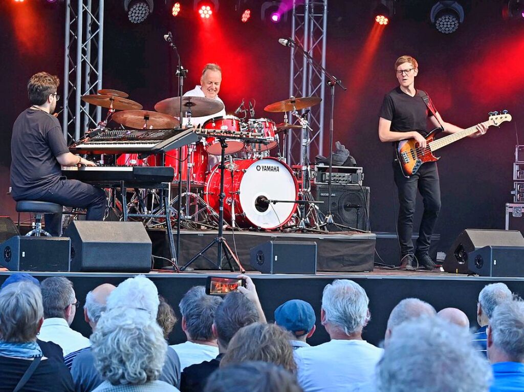 Bassist Thomas Stieger, Simon Oslender an den Keys und Wolfgang Haffner am Schlagzeug sorgten bei lauer Abendluft fr groe Zustimmung bei den Zuhrern.