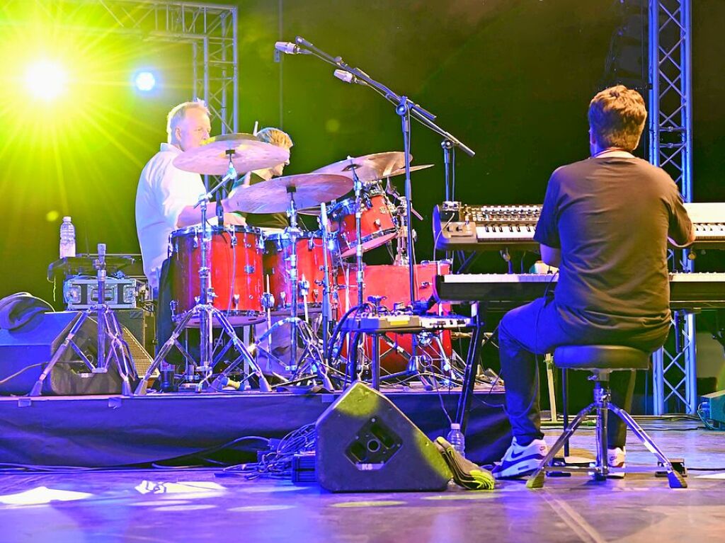 Bassist Thomas Stieger, Simon Oslender an den Keys und Wolfgang Haffner am Schlagzeug sorgten bei lauer Abendluft fr groe Zustimmung bei den Zuhrern.