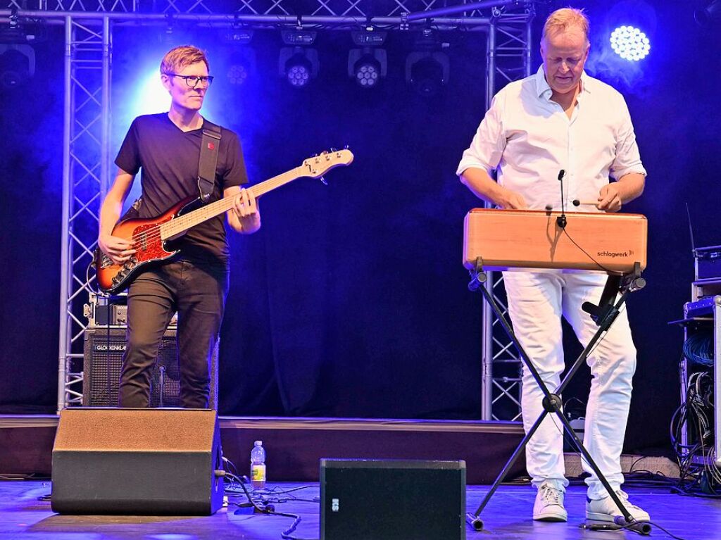 Bassist Thomas Stieger, Simon Oslender an den Keys und Wolfgang Haffner am Schlagzeug sorgten bei lauer Abendluft fr groe Zustimmung bei den Zuhrern.