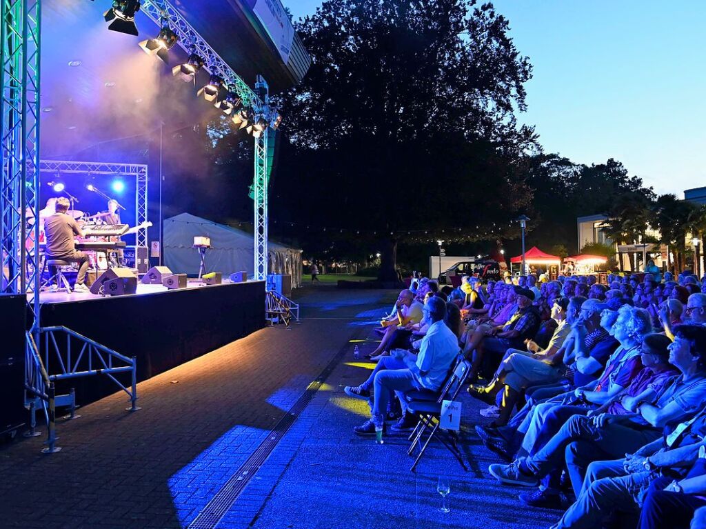 Bassist Thomas Stieger, Simon Oslender an den Keys und Wolfgang Haffner am Schlagzeug sorgten bei lauer Abendluft fr groe Zustimmung bei den Zuhrern.