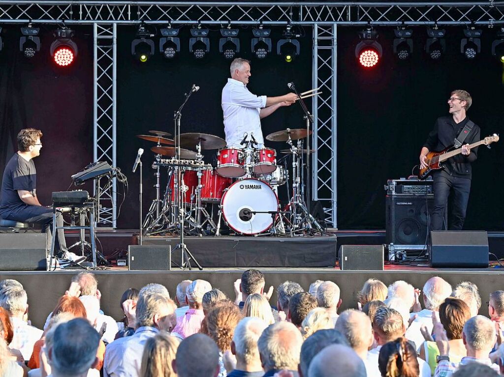 Bassist Thomas Stieger, Simon Oslender an den Keys und Wolfgang Haffner am Schlagzeug sorgten bei lauer Abendluft fr groe Zustimmung bei den Zuhrern.