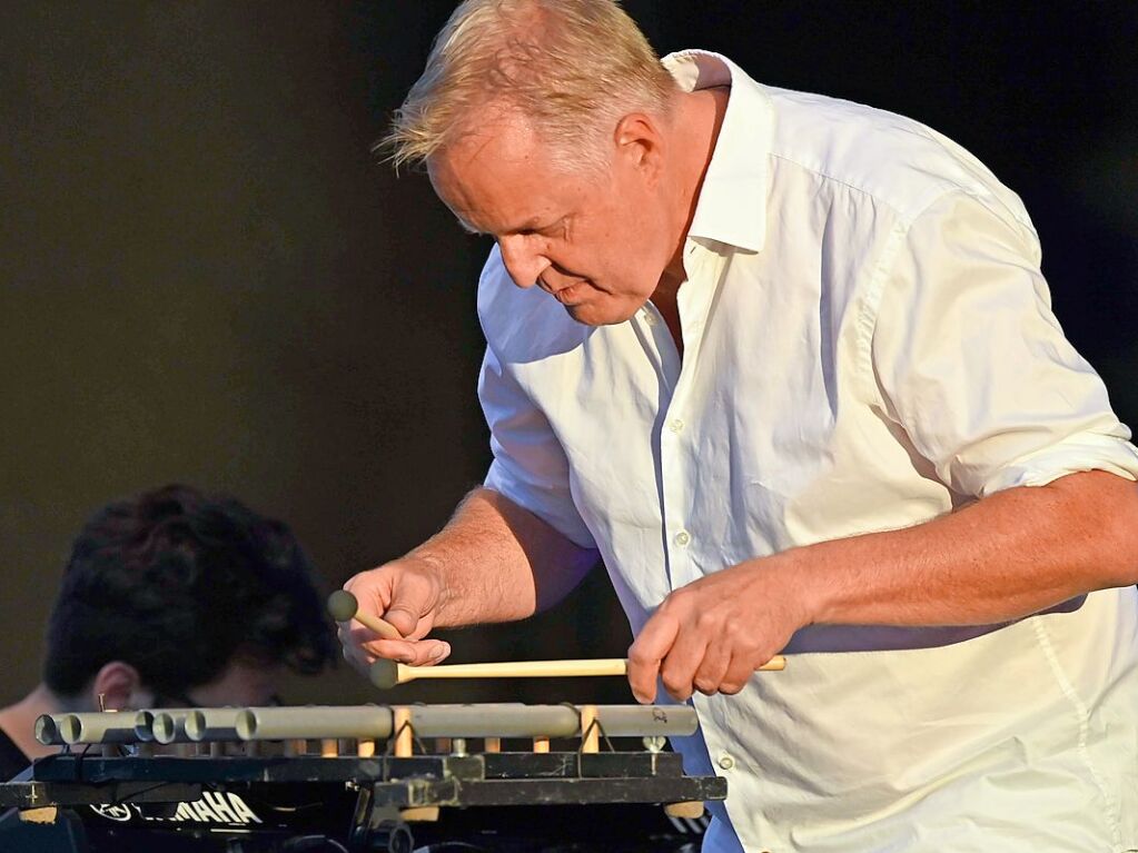 Bassist Thomas Stieger, Simon Oslender an den Keys und Wolfgang Haffner am Schlagzeug sorgten bei lauer Abendluft fr groe Zustimmung bei den Zuhrern.