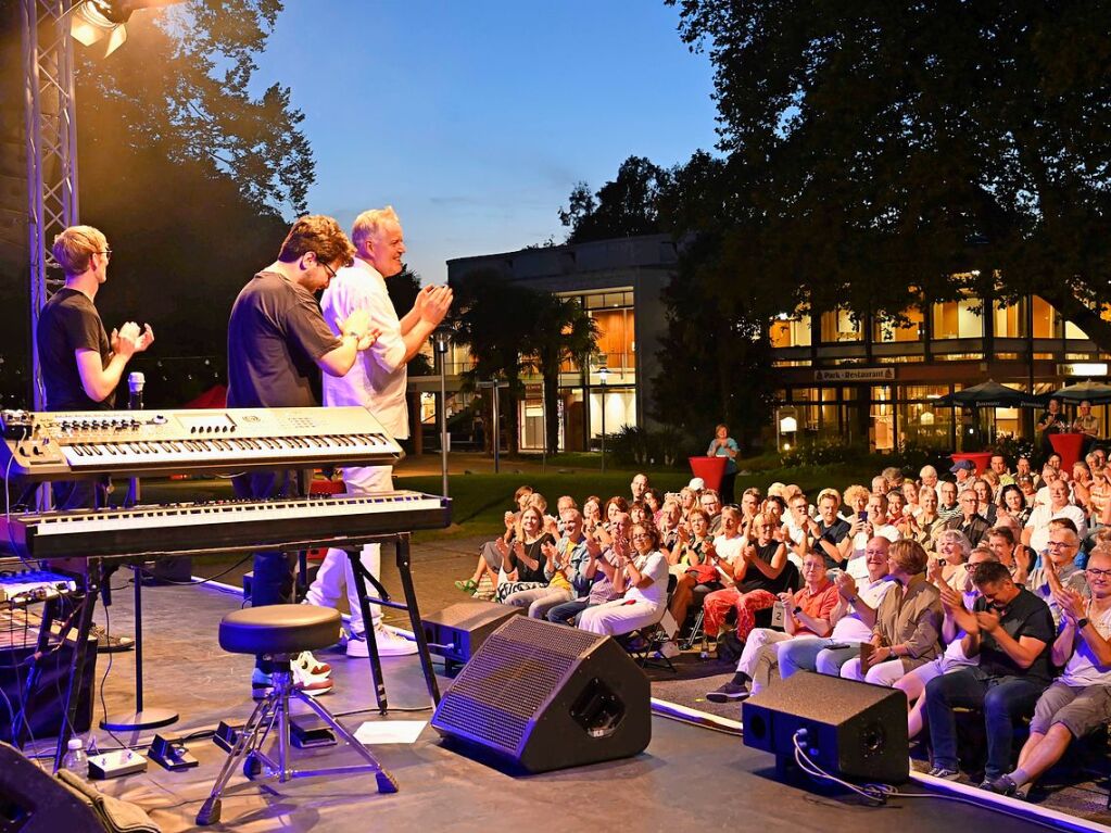 Bassist Thomas Stieger, Simon Oslender an den Keys und Wolfgang Haffner am Schlagzeug sorgten bei lauer Abendluft fr groe Zustimmung bei den Zuhrern.