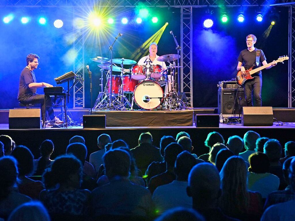 Bassist Thomas Stieger, Simon Oslender an den Keys und Wolfgang Haffner am Schlagzeug sorgten bei lauer Abendluft fr groe Zustimmung bei den Zuhrern.