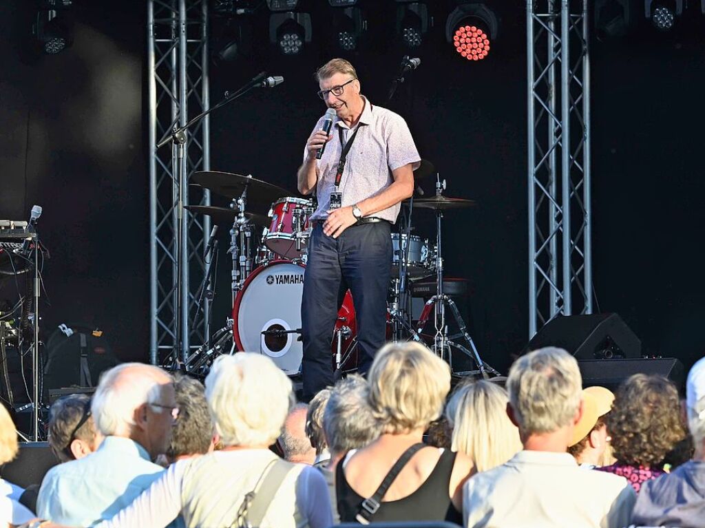 Bassist Thomas Stieger, Simon Oslender an den Keys und Wolfgang Haffner am Schlagzeug sorgten bei lauer Abendluft fr groe Zustimmung bei den Zuhrern.