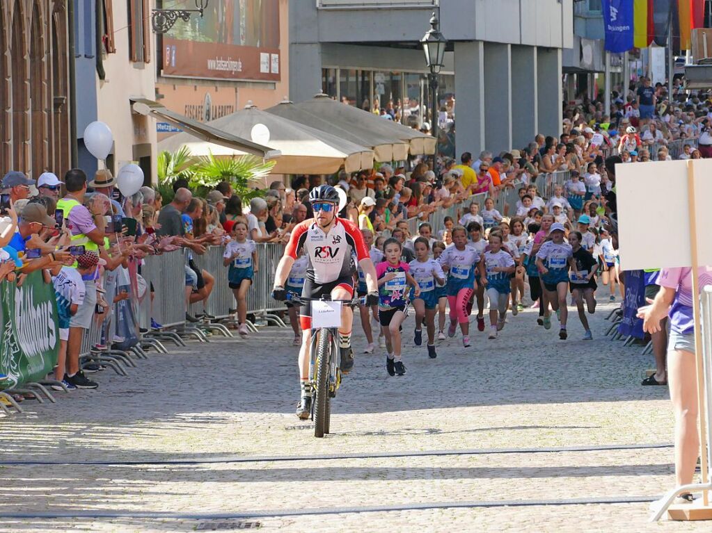 Ein Fahrradfahrer zeigte den Weg an.