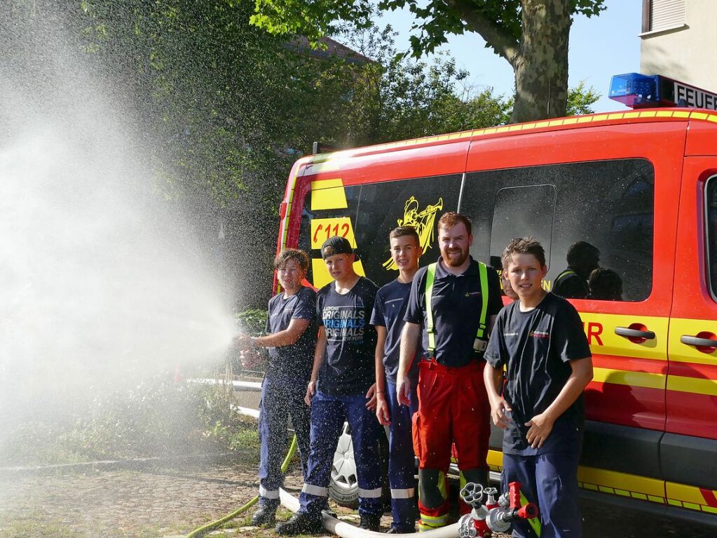 Die Jugendfeuerwehr sorgte fr Abkhlung.