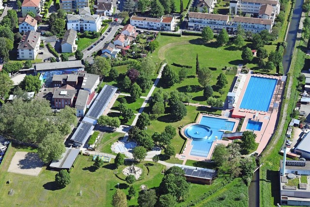 Das Lrracher Parkschwimmbad ist im So...er aber nicht frei von Konflikten ist.  | Foto: Erich Meyer